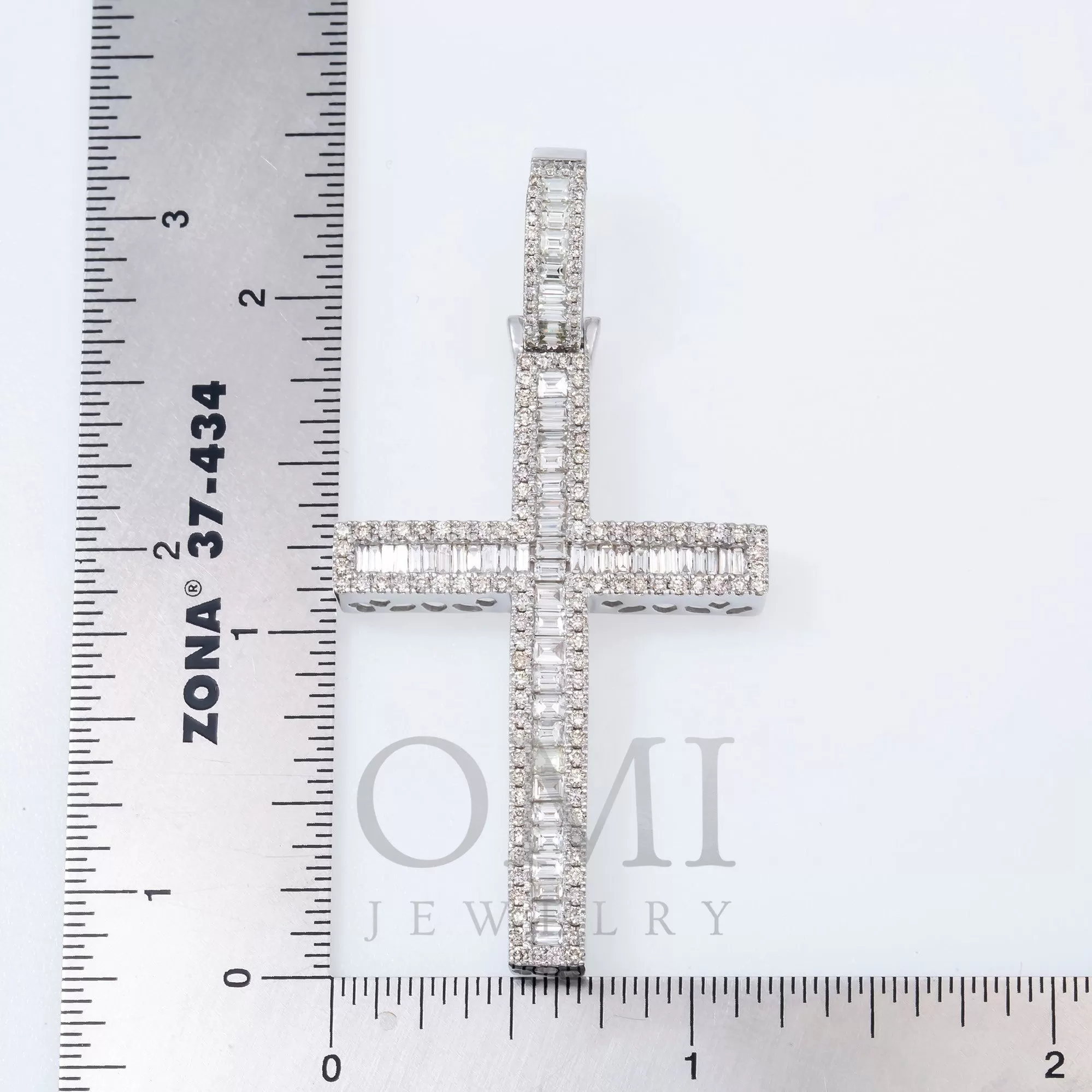 14K GOLD BAGUETTE AND ROUND DIAMOND CROSS PENDANT 2.80 CT